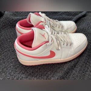 Nike Women's Low-Top Sneakers in White and Pink